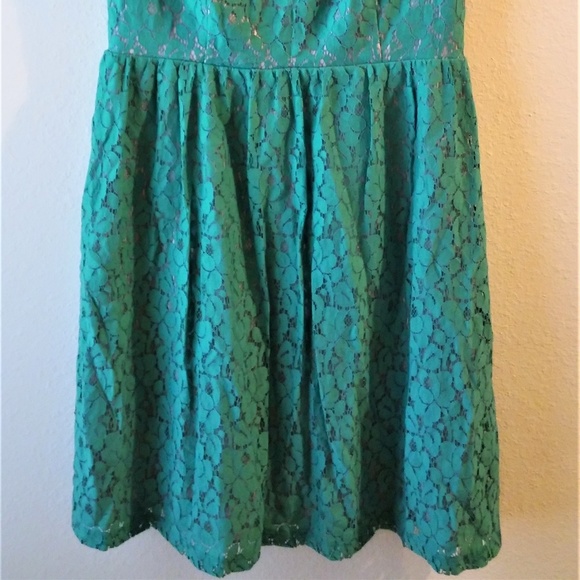 Enfocus Studio | Green Lace Midi Dress - Picture 4 of 6